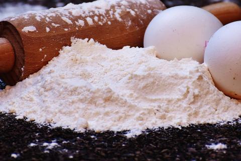Flour. The Bengali for "flour" is "ময়দা".