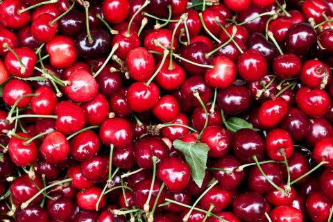 Cherry. The Bengali for "cherry" is "চেরি".