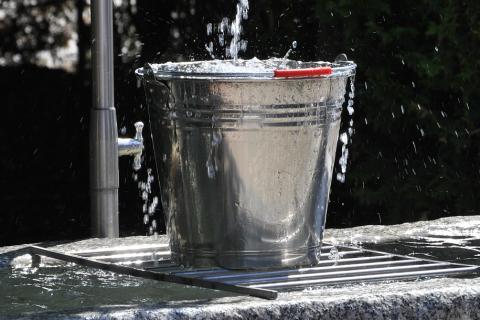 Bucket. The Bengali for "bucket" is "বালতি".