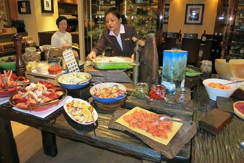 Buffet. The Bengali for "buffet" is "যে টেবিলে খাদ্য ও পানিও রাখা হয়". Buffet. The Bengali for "buffet" is "যে টেবিলে খাদ্য ও পানিও রাখা হয়".