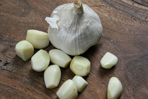 The garlic. The Dutch for "the garlic" is "de knoflook".