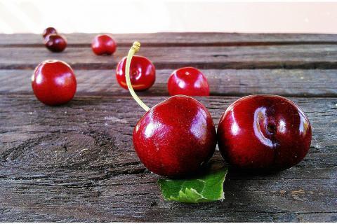 The cherry. The Dutch for "the cherry" is "de kers".