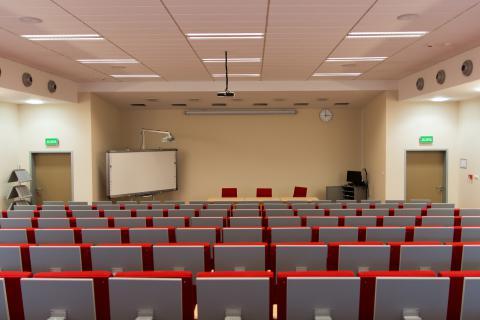 Lecture hall. The Dutch for "lecture hall" is "collegezaal".
