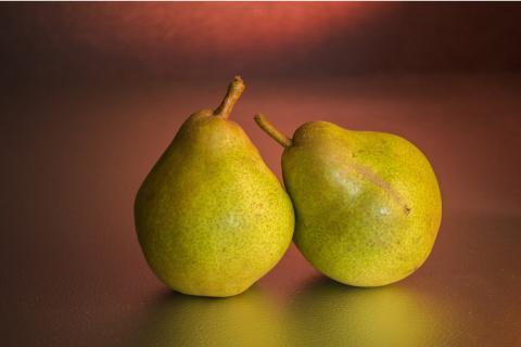 The pear. The Dutch for "the pear" is "de peer".