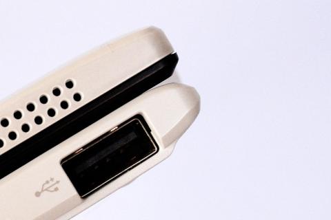 USB port. The Dutch for "USB port" is "USB-poort". USB port. The Dutch for "USB port" is "USB-poort".