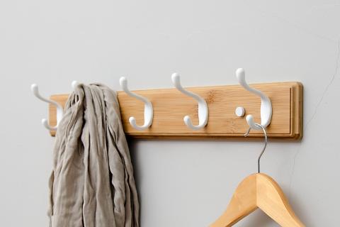 Coat hook; coat rack. The Dutch for "coat hook; coat rack" is "kapstok".