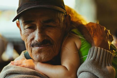 The grandfather. The Dutch for "the grandfather" is "de opa".