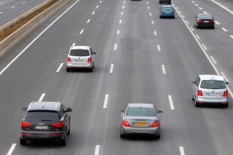 Traffic. The Dutch for "traffic" is "verkeer".