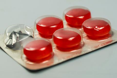 Lozenge. The Dutch for "lozenge" is "zuigtablet". Lozenge. The Dutch for "lozenge" is "zuigtablet".