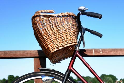 Bicycle basket. The Dutch for "bicycle basket" is "fietsmand".
