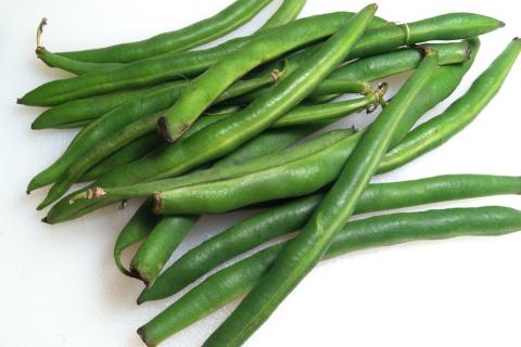 The green beans. The Dutch for "the green beans" is "de groene bonen".