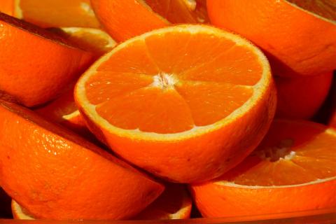 The orange. The Dutch for "the orange" is "de sinaasappel".