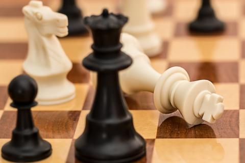 Play chess. The Dutch for "play chess" is "schaak". Play chess. The Dutch for "play chess" is "schaak".