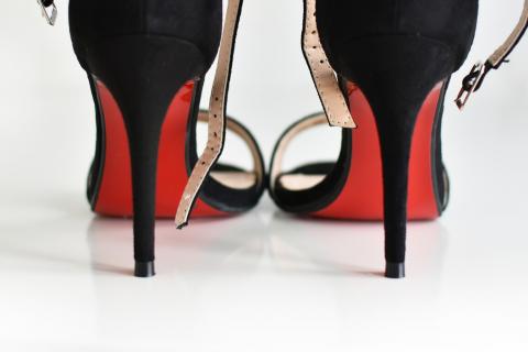 Heels. The Dutch for "heels" is "hakken". Heels. The Dutch for "heels" is "hakken".