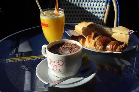 The breakfast. The Dutch for "the breakfast" is "het ontbijt".