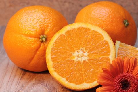 Oranges. The Dutch for "oranges" is "sinaasappels".