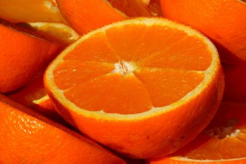 Orange colour. The Dutch for "orange colour" is "oranje kleur".