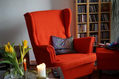 Armchair. The Dutch for "armchair" is "fauteuil".
