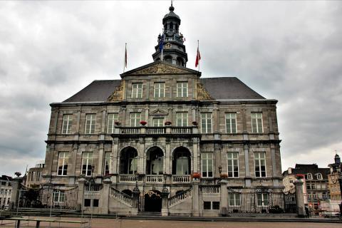 City hall. The Dutch for "city hall" is "gemeentehuis".