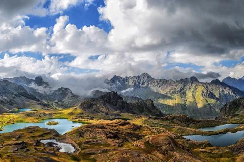 The lakes. The Dutch for "the lakes" is "de meren".