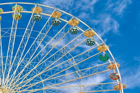 Ferris wheel. The Dutch for "Ferris wheel" is "reuzenrad".