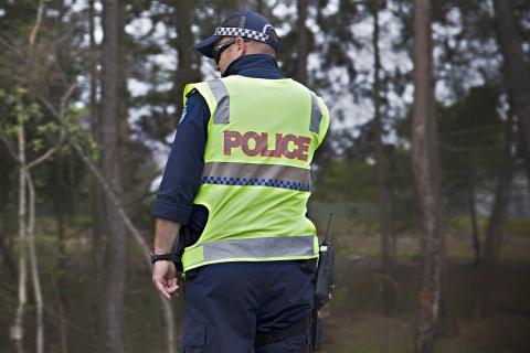 The policeman. The Dutch for "the policeman" is "de politieman".