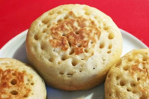 Crumpet. The Dutch for "crumpet" is "beschuitbol".