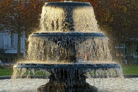 Fountain. The Dutch for "fountain" is "fontein". Fountain. The Dutch for "fountain" is "fontein".