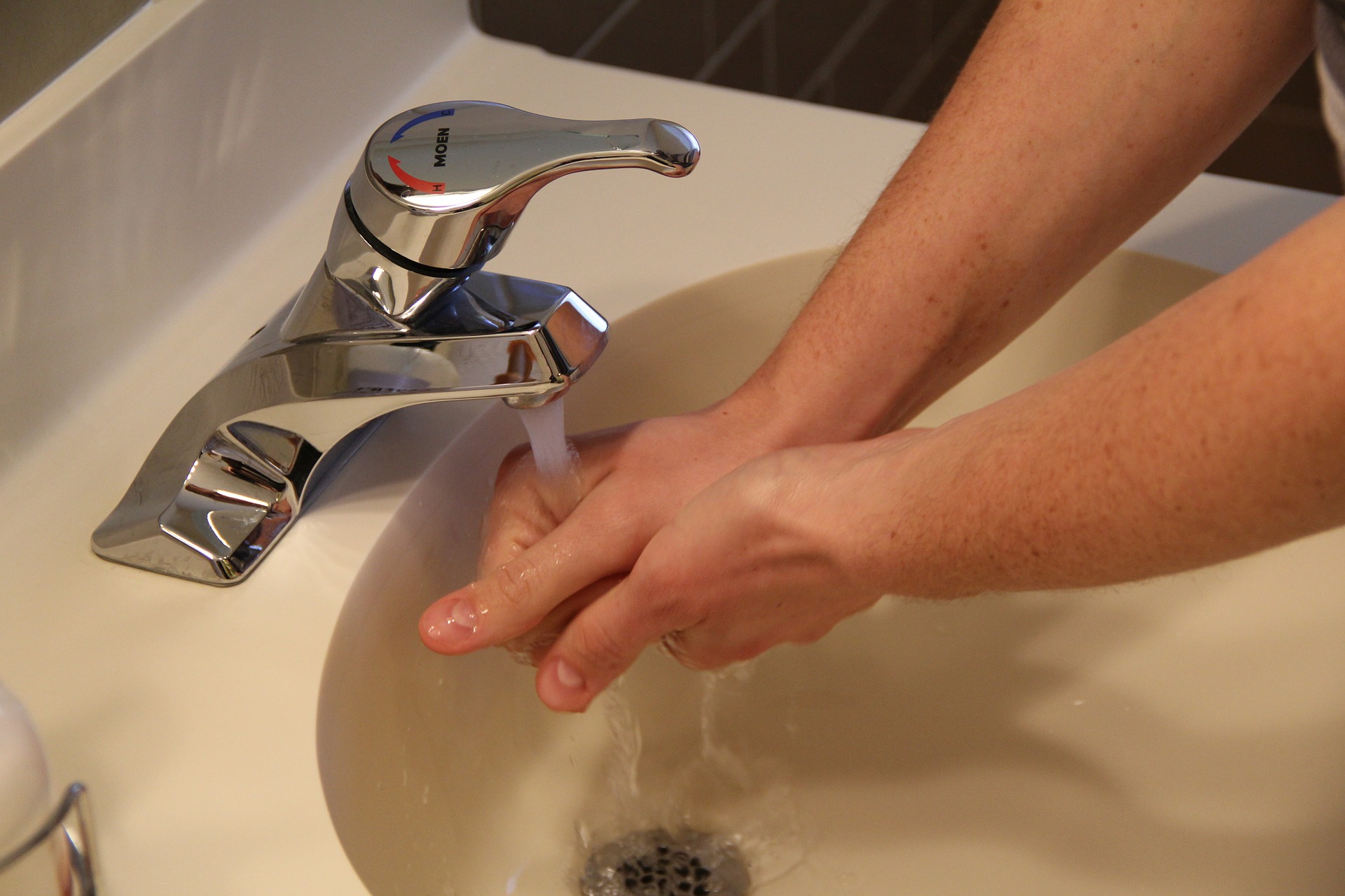I wash my hands. The French for "I wash my hands" is "je me lave les mains".