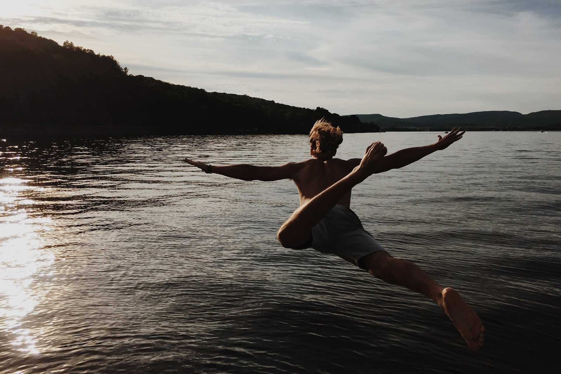 I dive.. The French for "I dive." is "Je plonge.".