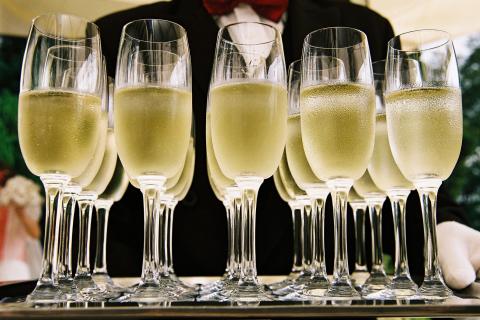 People also drink champagne. The French for "people also drink champagne" is "on boit aussi du champagne".