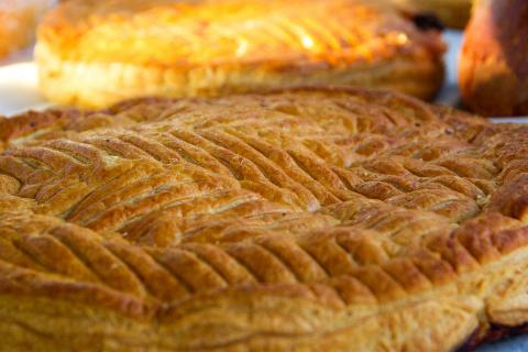 People eat kings’ cakes. The French for "people eat kings’ cakes" is "on mange des galettes des rois".