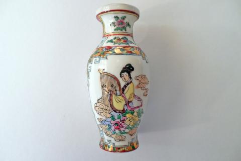 The chinese vase is on the mantelpiece.. The French for "The chinese vase is on the mantelpiece." is "Le vase chinois est sur la cheminée.".
