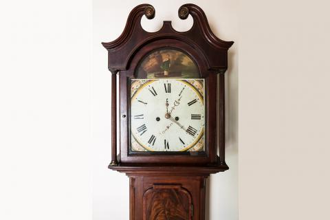 Grandfather clock. The French for "grandfather clock" is "horloge".