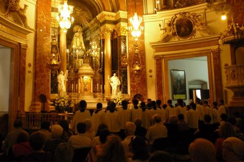 Many people go to Mass.. The French for "Many people go to Mass." is "Beaucoup de gens vont à la messe.".