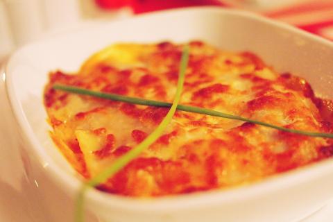 Lasagna is an Italian dish.. The French for "Lasagna is an Italian dish." is "Les lasagnes sont un plat italien.".