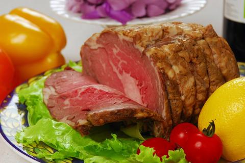 Roast beef is an English dish.. The French for "Roast beef is an English dish." is "Le rosbif est un plat anglais.".