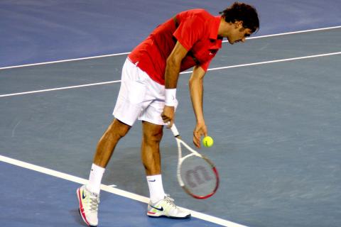 Roger Federer is a tennis player.. The French for "Roger Federer is a tennis player." is "Roger Federer est un joueur de tennis.".