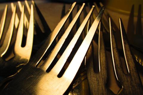 Forks. The French for "forks" is "fourchettes".
