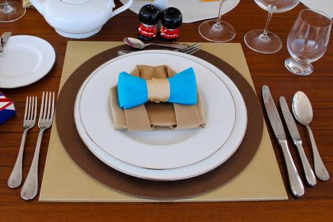 A place setting. The French for "a place setting" is "un couvert".