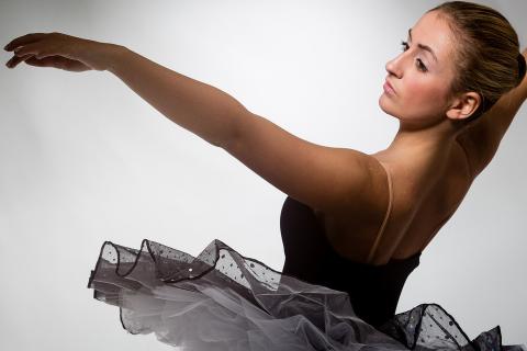 A dancer (feminine). The French for "a dancer (feminine)" is "une danseuse".