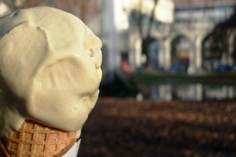 An ice cream. The French for "an ice cream" is "une glace".