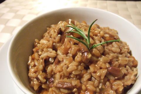Risotto is served as a starter or as a main course.. The French for "Risotto is served as a starter or as a main course." is "Le risotto se sert en entrée ou en plat principal.".