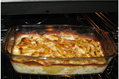 Baked cheese-topped dish; gratin. The French for "baked cheese-topped dish; gratin" is "gratin".