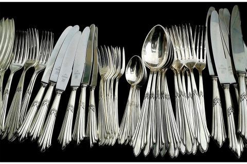 Each forty-eight piece set. The French for "each forty-eight piece set" is "chaque service de quarante-huit pièces".