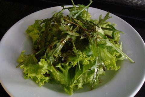 A green salad. The French for "a green salad" is "une salade verte".