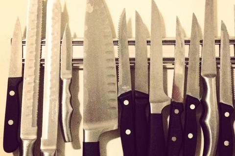 Twelve knives. The French for "twelve knives" is "douze couteaux".