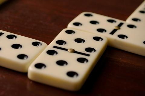 Domino; dominoe. The French for "domino; dominoe" is "domino".