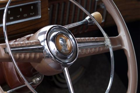 A steering wheel. The French for "a steering wheel" is "un volant".