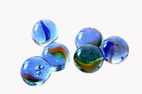 Marbles; little balls. The French for "marbles; little balls" is "billes".